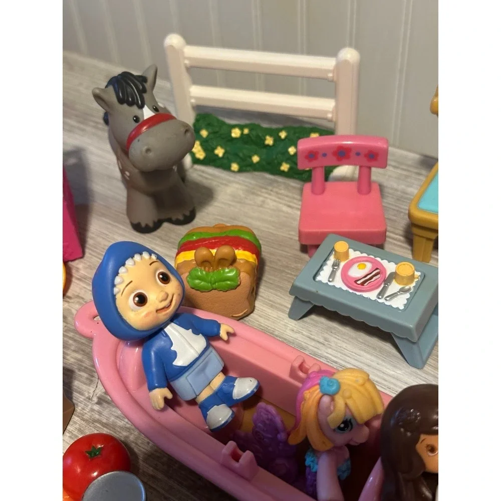 Lot of Vintage Doll Accessories and furniture Barbie Fisher Price more 37 items - Picture 5 of 7